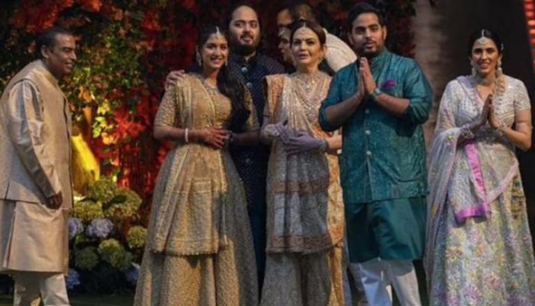 العروسان الهنديان وسط عائلتيهما