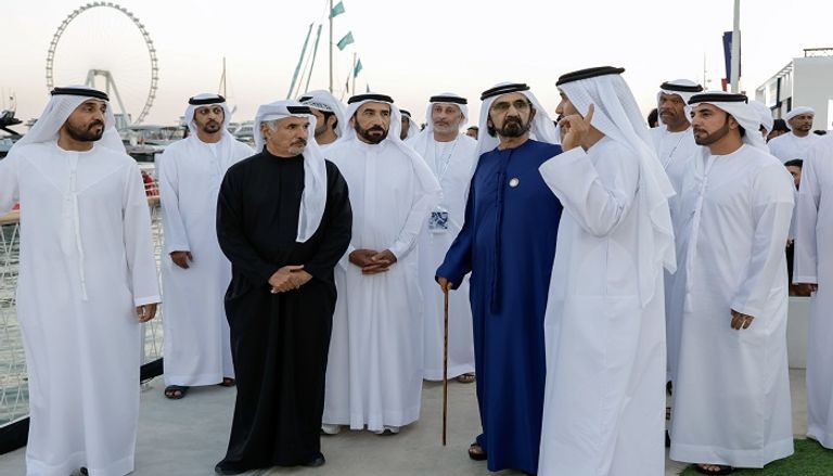 الشيخ محمد بن راشد آل مكتوم خلال زيارته معرض القوارب