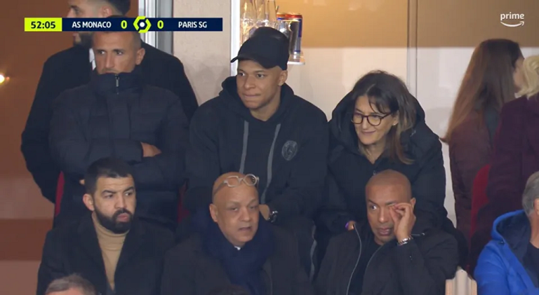 مبابي في المدرجات مع والدته كيليان مبابي ولويس إنريكي في باريس سان جيرمان