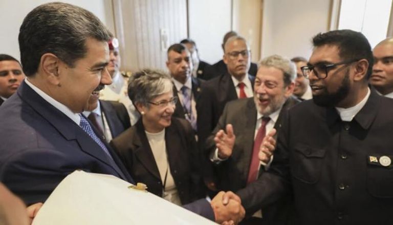نيكولاس مادورو يصافح رئيس غويانا عرفان علي 