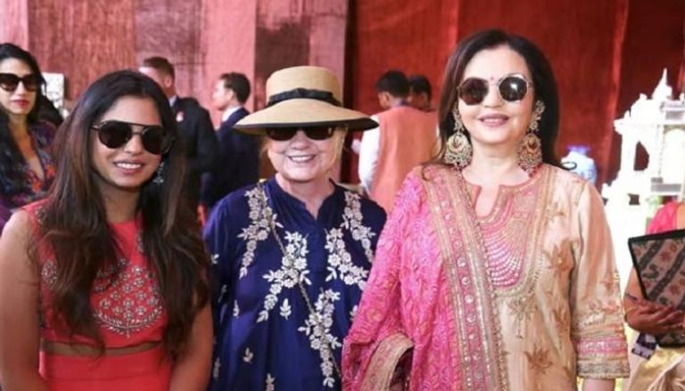 هيلاري كلينتون مع إيشا أمباني (يسار) ووالدتها نيتا أمباني عام 2018