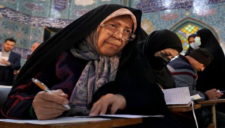 سيدة إيرانية تدلي بصوتها في الانتخابات - أ ف ب