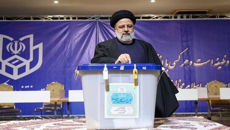 سيدة إيرانية تدلي بصوتها في الانتخابات - أ ف ب