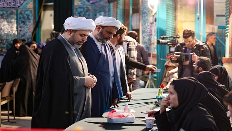 سيدة إيرانية تدلي بصوتها في الانتخابات - أ ف ب