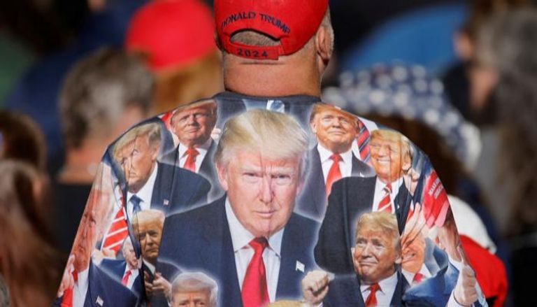 مناصر لترامب يرتدي قميصا مزينا بصور المرشح الجمهوري الأوفر حظا