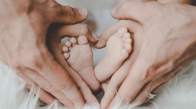 أم تمسك بيد وليدها