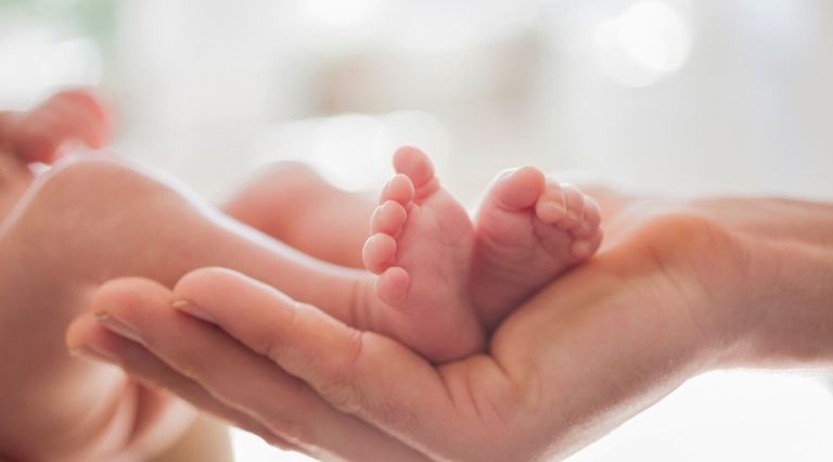 أم تمسك بيد وليدها