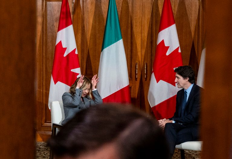 جانب من الاحتجاجات قرب مقر الفعالية