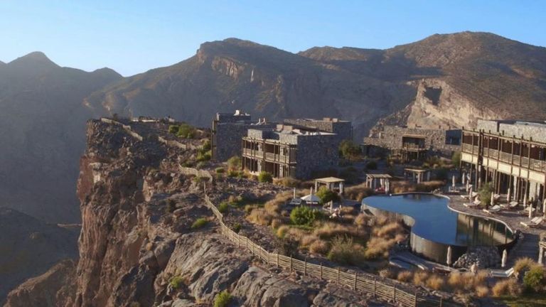 أليلا الجبل الأخضر في سلطنة عمان يعد اغرب الفنادق حول العالم