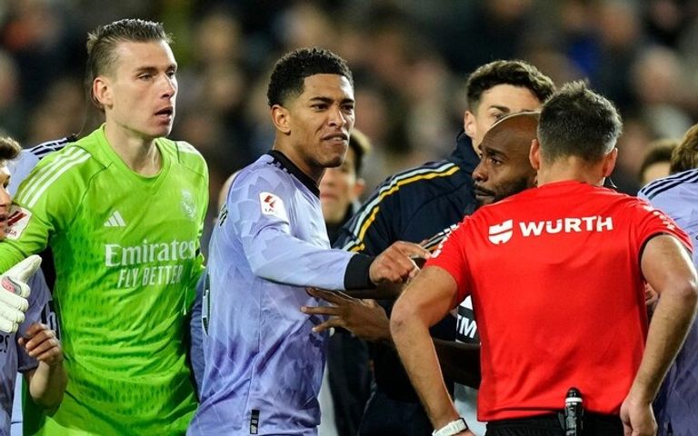 واقعة قديمة.. ديكلان رايس أهان حكم لقاء فالنسيا وريال مدريد ولم يطرد بيلينغهام نجم ريال مدريد ضد فالنسيا والحكم مانزانو