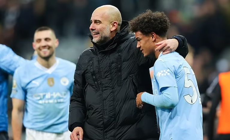 بيب غوارديولا وأحد أبناء أكاديمية سيتي بيب غوارديولا وإحدى مواهب أكاديمية مانشستر سيتي