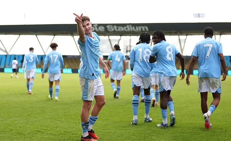 مواهب مانشستر سيتي بيب غوارديولا وإحدى مواهب أكاديمية مانشستر سيتي