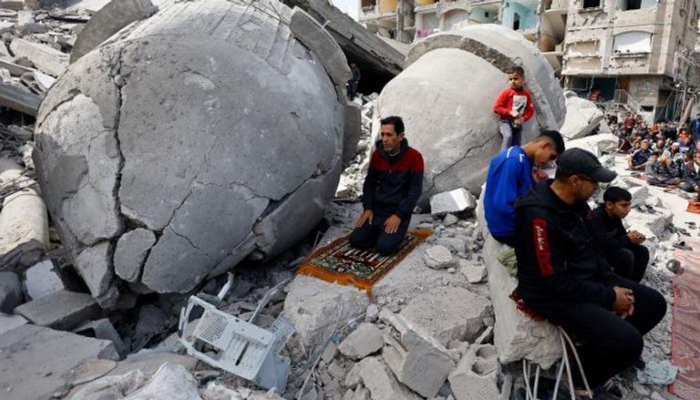 فلسطينيون يؤدون الصلاة على أنقاض مسجد دمرته الحرب