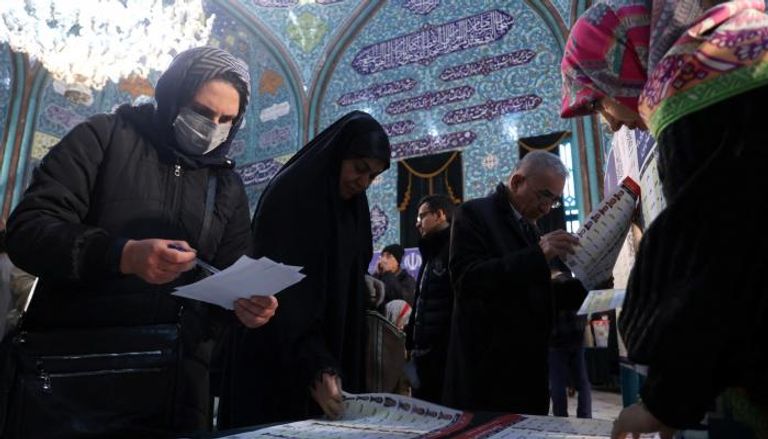 ناخبون إيرانيون في أحد مراكز الاقتراع بالعاصمة طهران