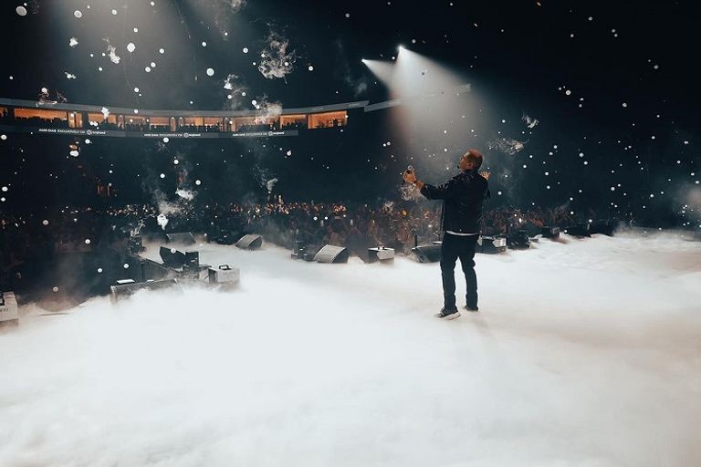 عمرو دياب أثناء الحفل