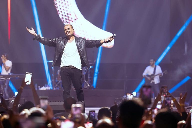 عمرو دياب أثناء الحفل