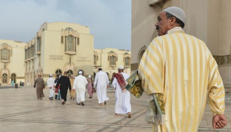 مصلون أمام مسجد في المغرب - أرشيفية