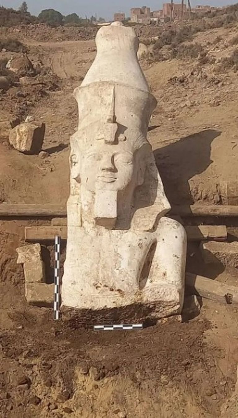 تمثال الملك رمسيس الثاني المكتشف في المنيا