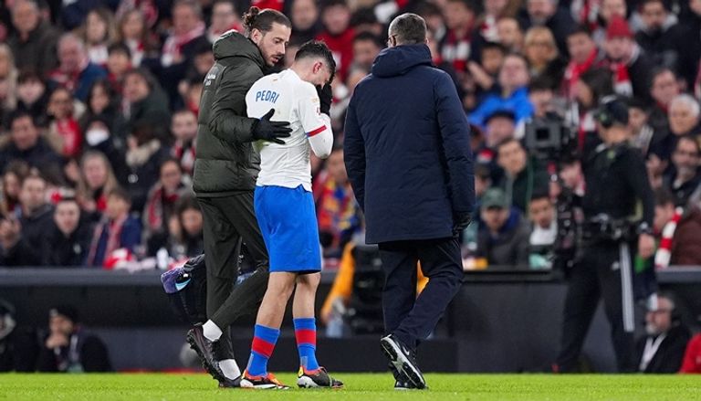 بيدري لاعب برشلونة يخرج مصابات  الهولندي دي يونغ نجم برشلونة