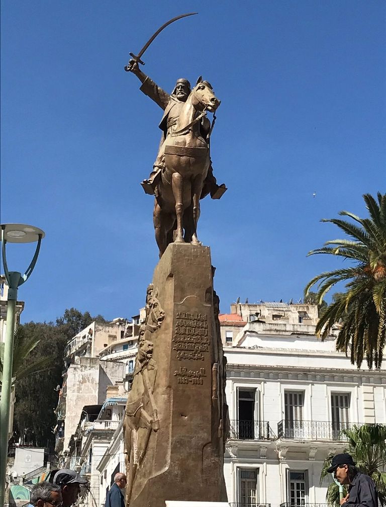 تمثال للأمير عبدالقادر في ساحته بالعاصمة الجزائرية تمثال الأمير عبد القادر في ساحته الشهيرة بالجزائر العاصمة - العين الإخبارية
