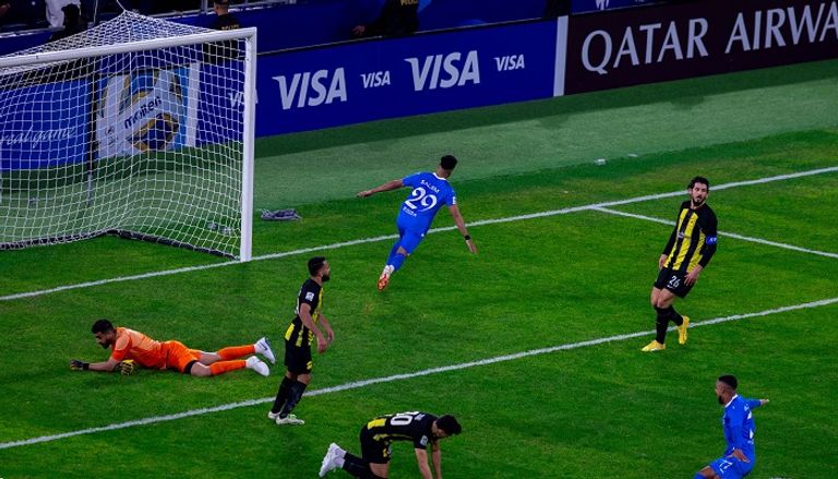 سالم الدوسري يحتفل في مباراة الهلال والاتحاد