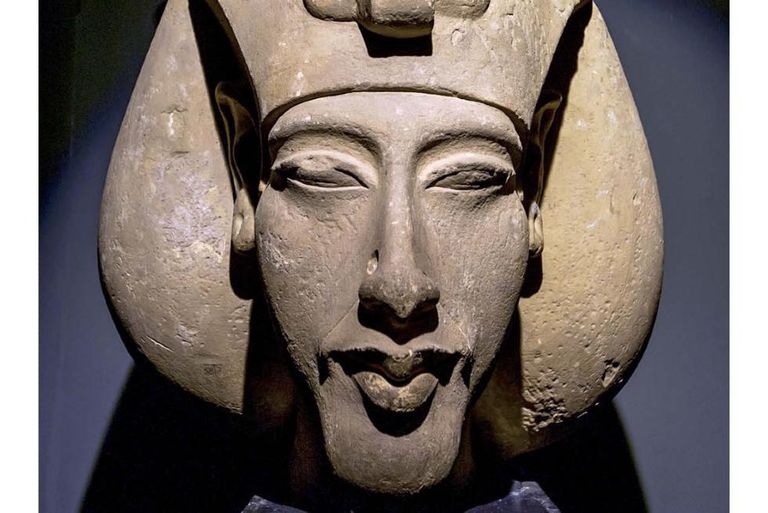 تمثال الملك المصري أخناتون وحارس مقبرته