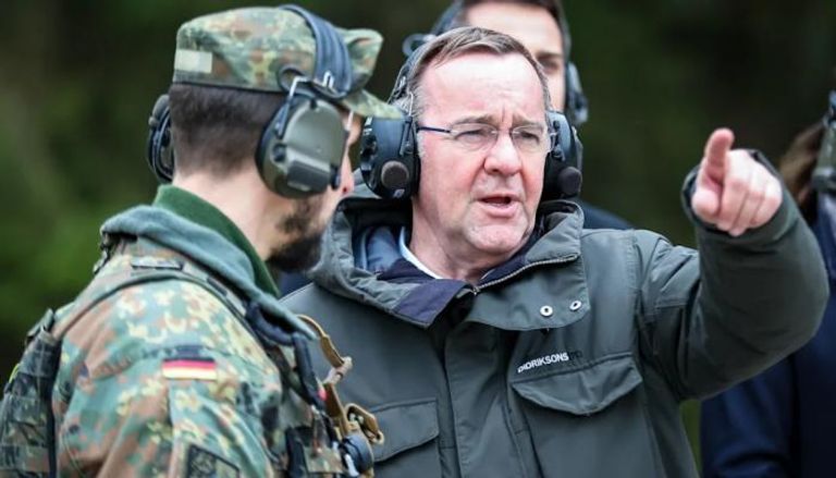 وزير الدفاع الألماني مع جندي بالجيش