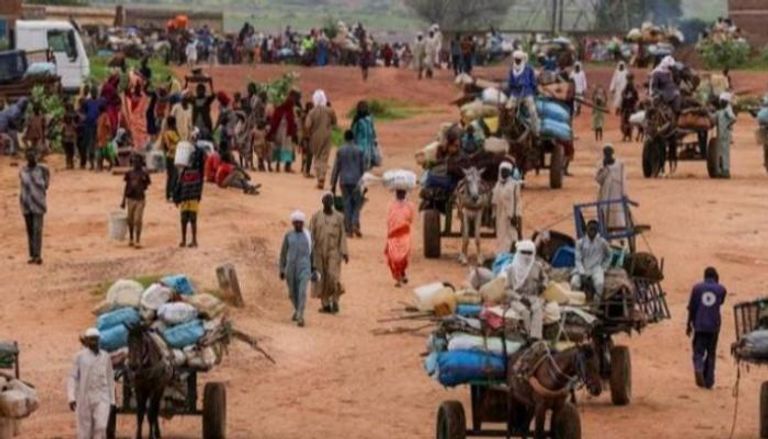 نازحون سودانيون يفرون من أماكن القتال - رويترز