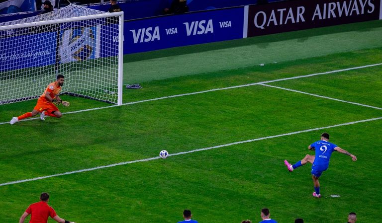 ميتروفيتش يسجل في مباراة الهلال والاتحاد ميتروفيتش وزملاؤه في مباراة الهلال والاتحاد