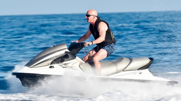 جيف بيزوس مارك زوكربيرغ