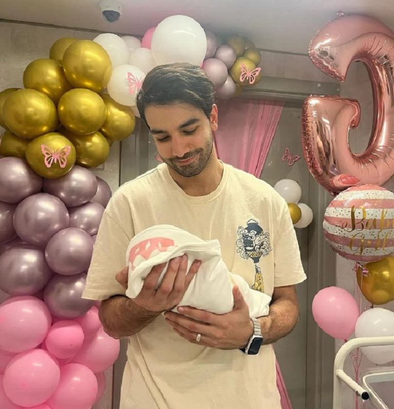 حازم إيهاب وطفلته