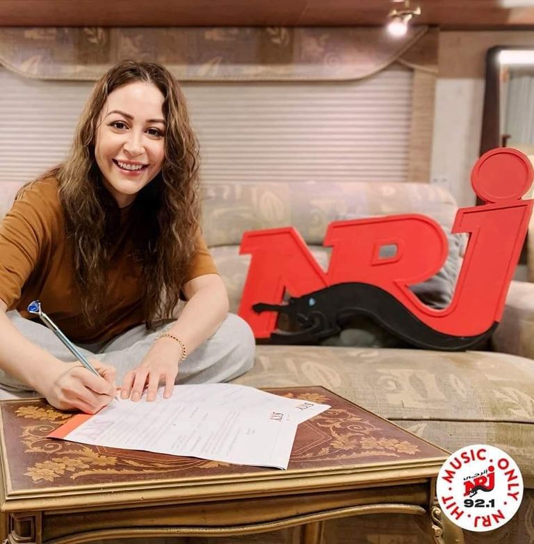 الفنانة المصري منة شلبي أثناء التعاقد على المسلسل الإذاعي "بيت أم الغلام" مسلسلات رمضان 2024 الإذاعية