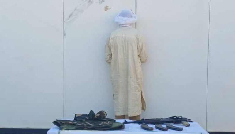 أحد المضبوطين بحوزته سلاح ناري - (وزارة الدفاع الجزائرية)