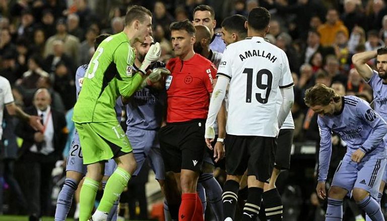 جيل مانزانو حكم مباراة ريال مدريد وفالنسيا