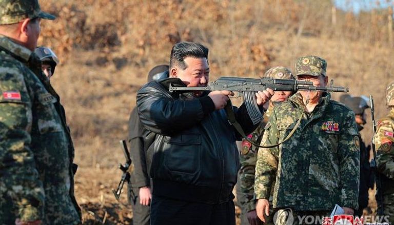 زعيم كوريا الشمالية يحمل بندقية