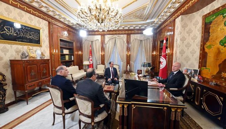 جانب من لقاء قيس سعيد بوزير الداخلية التونسي في قصر قرطاج