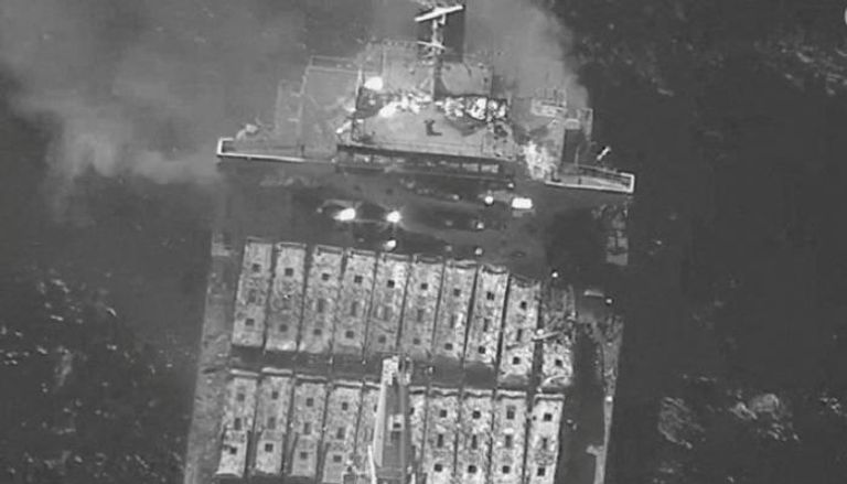 منظر جوي للسفينة «ترو كونفيدنس» وهي تشتعل فيها النيران بعد هجوم صاروخي للحوثيين