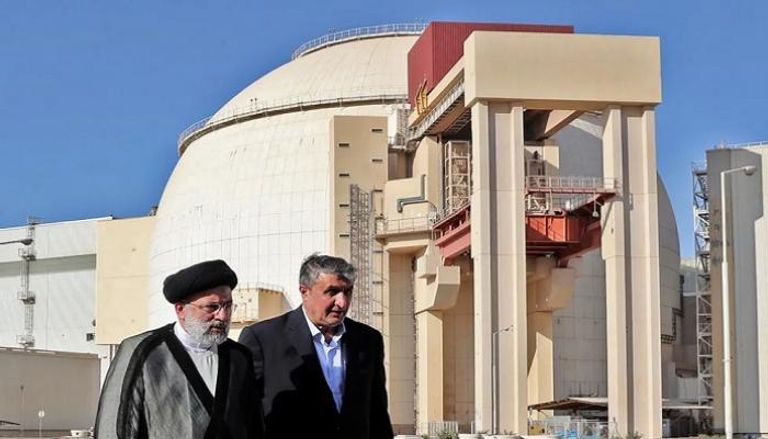 الرئيس الإيراني إبراهيم رئيسي رفقة رئيس منظمة الطاقة الذرية في محطة بوشهر 