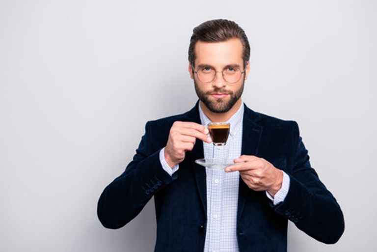 محكم أثناء تسجيل مخطط كهربية الدماغ وهو يتذوق القهوة