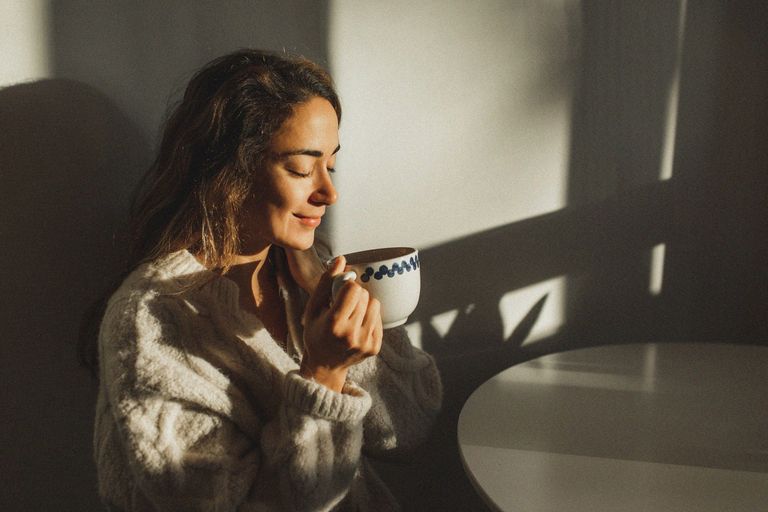 محكم أثناء تسجيل مخطط كهربية الدماغ وهو يتذوق القهوة