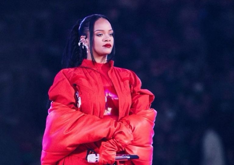 ريانا المليارديرة ورائدة الأعمال الأسترالية ميلاني بيركنز