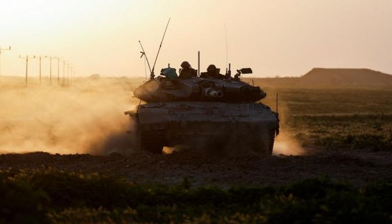 دبابة بالقرب من الحدود بين إسرائيل وغزة