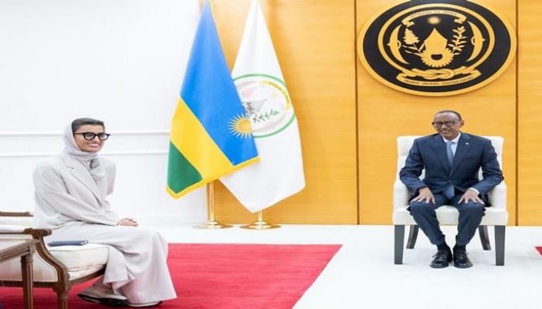 نورة الكعبي وزيرة الدولة الإماراتية خلال لقائها بول كاغامي رئيس رواندا