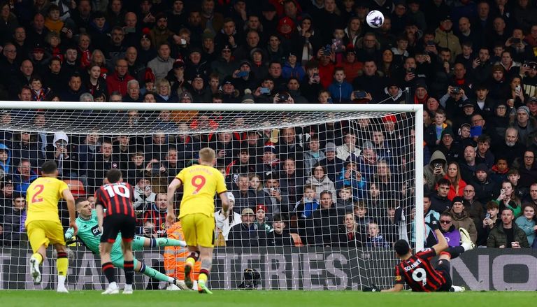 سولانكي  سولانكي يهدر ركلة جزاء بغرابة أمام شيفيلد يونايتد