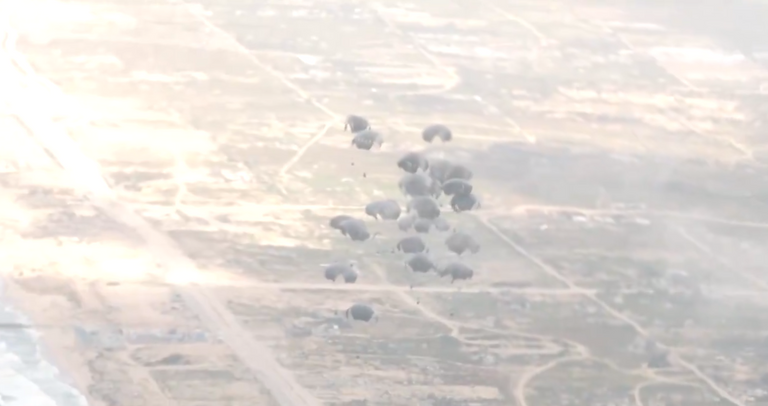 جانب من المساعدات الإنسانية الإماراتية المصرية لغزة