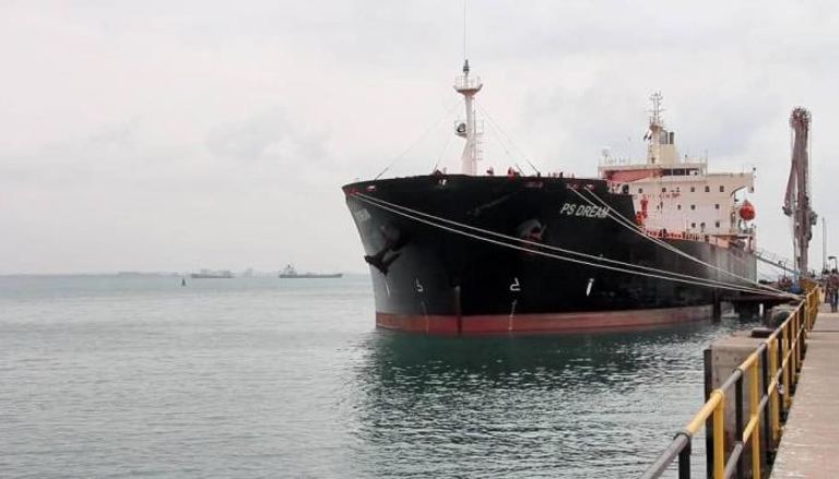السفينة الإماراتية التي تقل الوقود المخصص للكهرباء راسية في ميناء الزيت