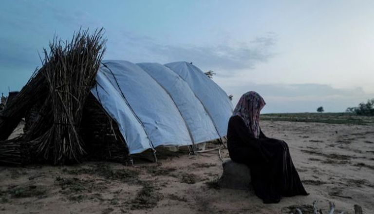 سيدة سودانية نازحة قرب الحدود مع تشاد - رويترز