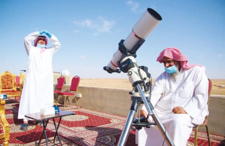 تعتمد رؤية الهلال على عوامل مثل عمر القمر وبعده عن الأرض