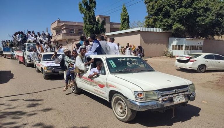 أنصار المقاومة الشعبية، يركبون شاحنات في القضارف بشرق السودان