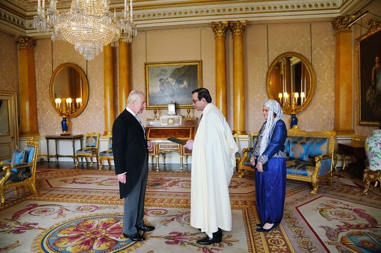 الملك تشارلز مع السفير الجزائري - أ.ف.ب